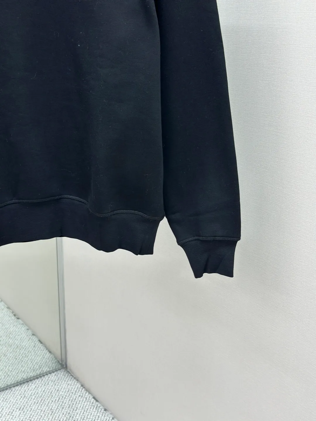 P290 [Same-origin fabric, exclusive new style, first choice for old money] Ralph Laure Ralph Lauren embroidered long-sleeved sweatshirt is made of cotton blended fabric, which is soft and tough to the touch. It has been finely spun and pre-shrunk, making it comfortable to the touch and not easy to deform. You don’t have to worry about shrinkage or pilling for daily wear and washing, and the texture is stable and online! The pony embroidery on the chest, despite the small size, has fine stitches and every stitch is perfectly stitched. The embroidery thread is pure in color and high in fastness. It is simple and high-end, highlighting the brand's iconic exquisite craftsmanship! The neckline is a classic round neck design, with an exquisite small V-shaped splicing design at the bottom. The workmanship is particularly neat, and the stitching in the circle is straight and even, without any distortion. It will not become loose and deformed after being worn for a long time. It fits the neck without being tight, and it is full of comfort! Scan the QR code on the label to enter the official website directly! It’s like adding an “identity pass” to clothes, and the quality is directly visualized ‼ ️ Size: S-XL